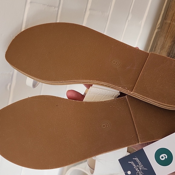 Universal Thread Sandals, 9 - Picture 7 of 7